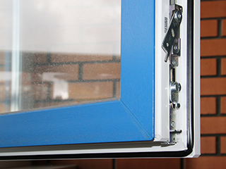 Открытая створка окна Рехау в ламинации RENOLIT Brilliant Blue